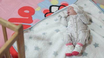 У Чернівцях одномісячну дівчинку залишили у будинку дитини. Її оглядають медики У Чернівцях одномісячну дівчинку залишили у будинку дитини. Її оглядають медики