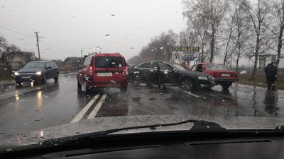 ДТП неподалік Франківська: зіткнулися 4 автівки