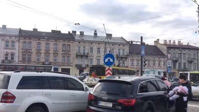 Власників залишених біля вокзалу автомобілів штрафувати не будуть – мер Львова Андрій Садовий
