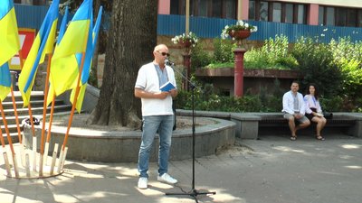На Вічевому майдані франківці зачитали Конституцію