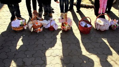 Маски та дистанція: хто і як стежитиме за дотриманням карантину у храмах Волині на Великдень