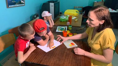 “Ми опікуємось їхнім життям”. Як у Кривому Розі розважають дітей-переселенців “Ми опікуємось їхнім життям”. Як у Кривому Розі розважають дітей-переселенців