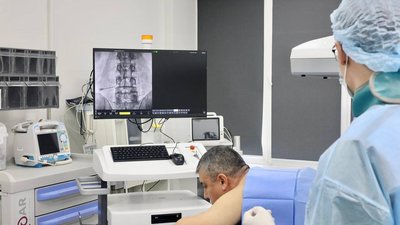 Медик оглядає пацієнта