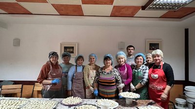 У Тернополі волонтери наліпили понад пів мільйона вареників захисникам