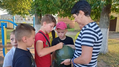 Каску для бійця, гроші на яку допомагали збирати діти, привезли до Валок на Харківщині