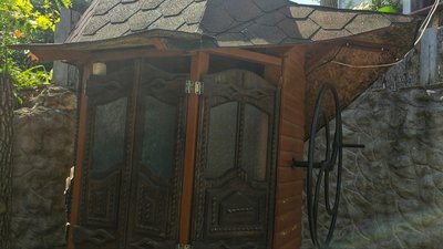 Воду з колодязя часто набирають туристи, ідучи в печеру Воду з колодязя часто набирають туристи, ідучи в печеру