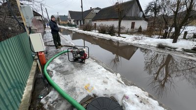 На Волині розпочалася повінь: в одній з громад відкачують воду На Волині розпочалася повінь: в одній з громад відкачують воду