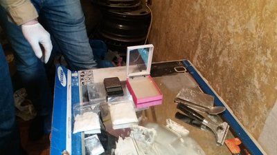 У Миколаєві поліцейські затримали організовану групу наркодилерів