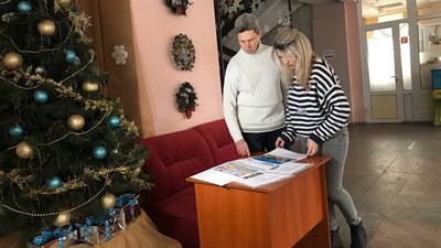 У Полтаві продають календарі з малюнками дітей ВПО, щоб зібрати гроші для військових У Полтаві продають календарі з малюнками дітей ВПО, щоб зібрати гроші для військових