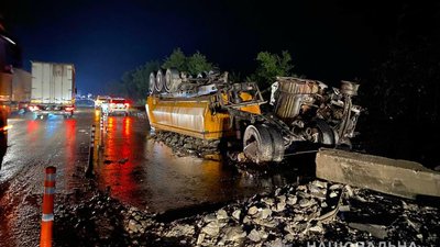 На Полтавщині перекинулась і загорілася вантажівка