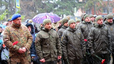 На Вінниччині відкрили меморіальну дошку на честь загиблого бійця На Вінниччині відкрили меморіальну дошку на честь загиблого бійця