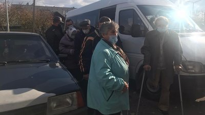 Для жителів віддалених селищ Луганщини організували перевезення на вакцинацію Для жителів віддалених селищ Луганщини організували перевезення на вакцинацію