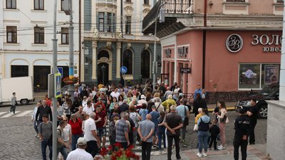 У Чернівцях інвестори, які не можуть отримати свої квартири, перекрили дорогу на Головній У Чернівцях інвестори, які не можуть отримати свої квартири, перекрили дорогу на Головній