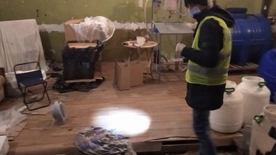 На Херсонщині викрито підпільний цех з виготовлення алкогольних напоїв На Херсонщині викрито підпільний цех з виготовлення алкогольних напоїв