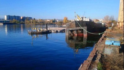Через підрив російськими військовими суден у районі Херсона тони мазуту течуть у плавні Через підрив російськими військовими суден у районі Херсона тони мазуту течуть у плавні