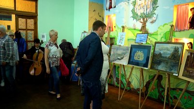 Культурний фронт у тилу: у Житомирі майстри продають вироби, аби зібрати гроші для ЗСУ Культурний фронт у тилу: у Житомирі майстри продають вироби, аби зібрати гроші для ЗСУ