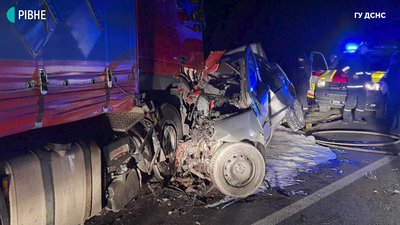 Біля Рівного легковик влетів у вантажівку, двоє загиблих Біля Рівного легковик влетів у вантажівку, двоє загиблих