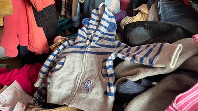 Вибирають речі та взуття. У громаді на Буковині облаштували кімнату з одягом для переселенців Вибирають речі та взуття. У громаді на Буковині облаштували кімнату з одягом для переселенців