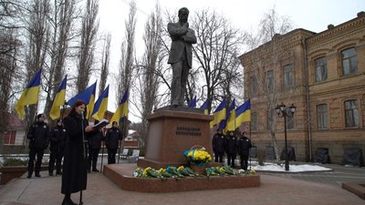 Кропивничани поклали квіти до пам'ятника Володимиру Винниченку