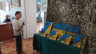 "Ворог сам донатить собі на смерть". У Миколаєві відкрилася виставка картин з уламків снарядів волонтера з Херсонщини "Ворог сам донатить собі на смерть". У Миколаєві відкрилася виставка картин з уламків снарядів волонтера з Херсонщини