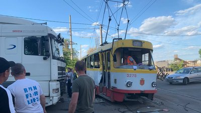 В Одесі зіткнулися трамвай та вантажівка. У вагоні їхали пасажири В Одесі зіткнулися трамвай та вантажівка. У вагоні їхали пасажири