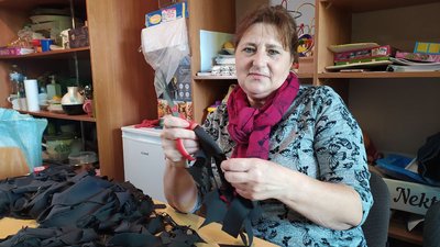 У Луцьку діти з синдромом Дауна разом з батьками плетуть маскувальні сітки У Луцьку діти з синдромом Дауна разом з батьками плетуть маскувальні сітки