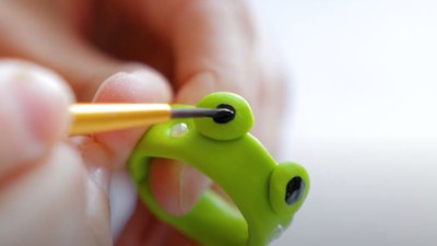 Тернополянка виготовляє персні з полімерної глини Тернополянка виготовляє персні з полімерної глини