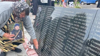 "Пам’ять жива". Імена загиблих на війні кропивничан викарбували на плитах храму на Тернопільщині "Пам’ять жива". Імена загиблих на війні кропивничан викарбували на плитах храму на Тернопільщині