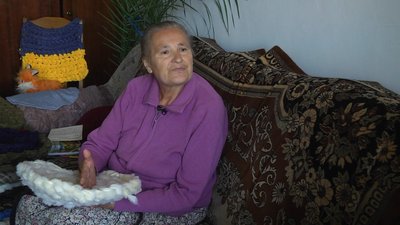 У Хмельницькому 70-річна волонтерка плете килимки та передає військовим