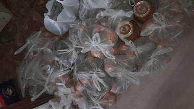 Печуть пиріжки та ліплять вареники. На Херсонщині жителі Комишанки допомагають один одному Печуть пиріжки та ліплять вареники. На Херсонщині жителі Комишанки допомагають один одному
