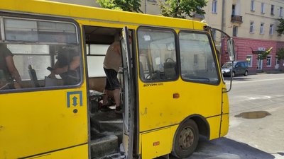 У Полтаві на зупинці загорівся автобус, який перевозив пасажирів У Полтаві на зупинці загорівся автобус, який перевозив пасажирів
