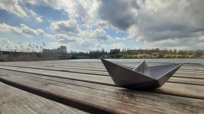 Миколаївський майстер створює металеві копії паперових човників