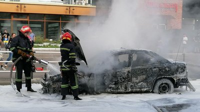 Автівка загорілась під час руху. Фото: Суспільне Автівка загорілась під час руху. Фото: Суспільне