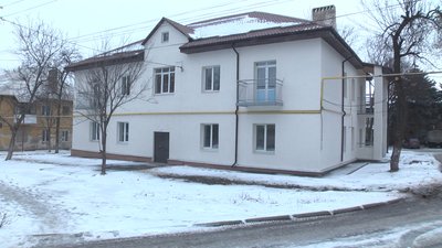 "Снаряд влучив в дах". У Краматорську в будинок, оновлений після обстрілу, заселяються жителі