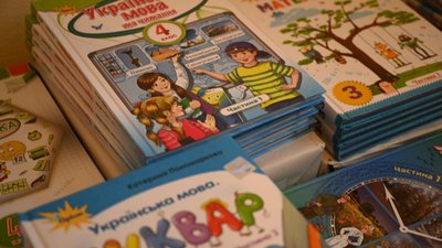 650 підручників передали українським дітям, які виїхали в Угорщину через війну