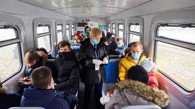 Курсуватиме без вихідних. У Києві запустили святковий "Полярний експрес" Курсуватиме без вихідних. У Києві запустили святковий "Полярний експрес"