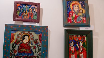 Хатні ікони на склі: у музеї Волинської ікони відкрили виставку художниці з Луцька Хатні ікони на склі: у музеї Волинської ікони відкрили виставку художниці з Луцька