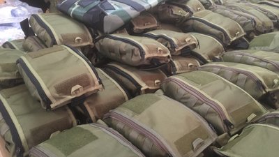 Близько тисячі аптечок для військових-десантників передали представники гуманітарного хабу Житомира