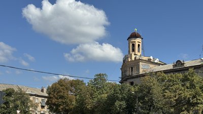 Багатоквартирний будинок з вежею у Дружківці Донецької області