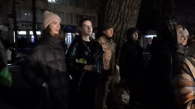 Хмельничанка Катерина на сумку причепила світловідбиваючу стрічку. 2 грудня 2022 рік Хмельничанка Катерина на сумку причепила світловідбиваючу стрічку. 2 грудня 2022 рік