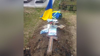 У Хоролі на Полтавщині невідомі навмисне пошкодили хрест на могилі полеглого військового