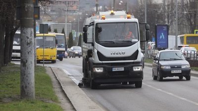 У Львові миють тротуари, дороги та зупинки