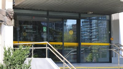 Вхід до адміністративної будівлі