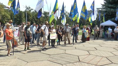 Полтавці протестують проти законопроєкту про навчання в школах мовами нацменшин Полтавці протестують проти законопроєкту про навчання в школах мовами нацменшин