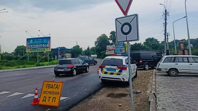 На Франківщині автомобіль наїхав на дівчину, яка йшла узбіччям — її ушпиталили