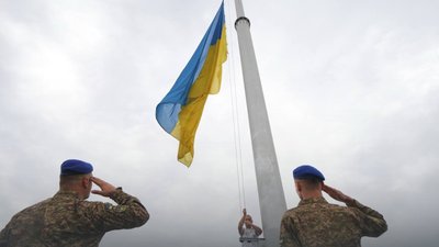 День прапора України: у Запоріжжі на Хортиці замайорів жовто-блакитний стяг