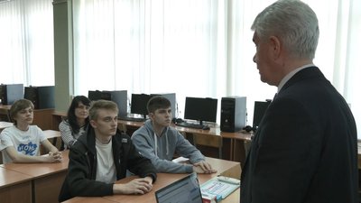 Школярі закінчили курс програмування Школярі закінчили курс програмування