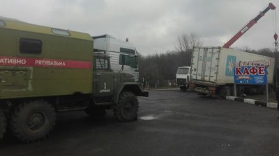 На Херсонщині вантажівка злетіла у кювет На Херсонщині вантажівка злетіла у кювет