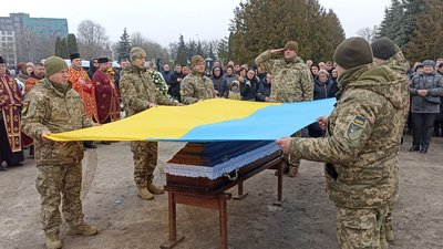 У Тернополі попрощалися із бійцем Володимиром Шваком У Тернополі попрощалися із бійцем Володимиром Шваком