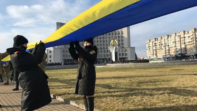 До Дня єднання у Луцьку розгорнули 200-метровий прапор України